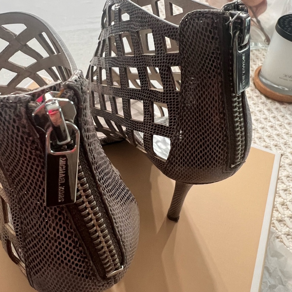 Michael Kors Aiden Open Toe Sandals - Picture 8 of 8
